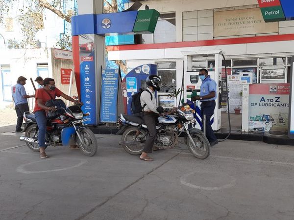 पेट्रोल पंप भी खुले रहे।