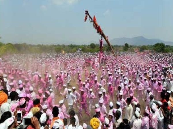 जुलूस के दौरान ग्रामीण एक दूसरे पर रंग डालते हैं। जुलूस में कई लोग अपने बैलों को भी लेकर आते हैं।