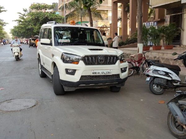 यह तस्वीर तब की है जब NIA की टीम छापेमारी के लिए मीना के घर आई थी।