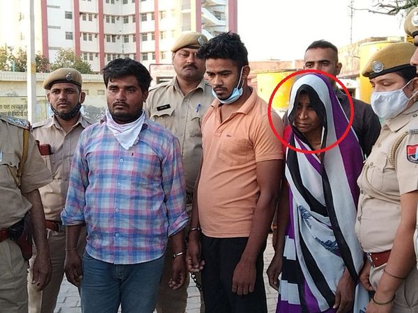 अपने ही बेटे की हत्या कराने के मामले में गिरफ्तार महिला को पुलिस कोर्ट में पेशी पर ले जाते हुए। - Dainik Bhaskar