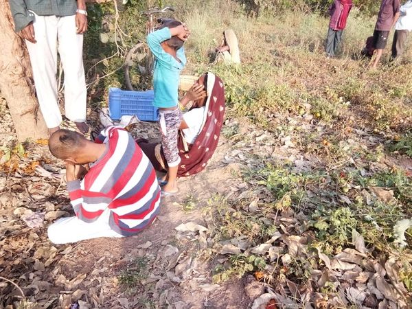 छोटू राम की पत्नी ने पुलिस को बताया कि सुबह करीब 5 बजे वह घर से निकलकर बाड़ी में गया था। थोड़ी देर बाद उसकी पत्नी चाय लेकर पहुंची तो छोटू का शम गमछे के सहारे पेड़ से लटक रहा था।
