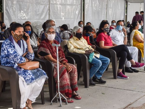यह तस्वीर दिल्ली के साकेत के मैक्स अस्पताल की है। गुरुवार को बड़ी संख्या में लोग कोरोना वैक्सीन लेने पहुंचे। गुरुवार को दिल्ली में नव संक्रमित लोगों की संख्या 2.5 हजार को पार कर गई। - दैनिक भास्कर