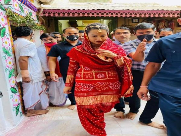 कंगना को देखने जुटी भीड़ के बाद कड़ी मशक्कत के बाद कंगना को निकाला गया मंदिर प्रांगण से बाहर।