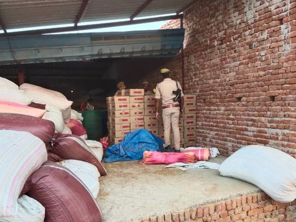नौबस्ता गांव में गौशाला में छिपाकर रखी गई शराब।