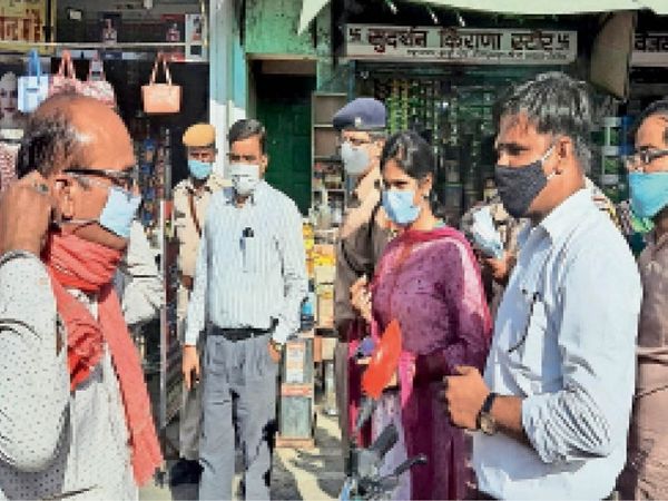 शहर में कोरोना मरीज बढ़ने पर कलेक्टर एवं एसपी ने बाजार में लोगों को मास्क पहनाए। - Dainik Bhaskar