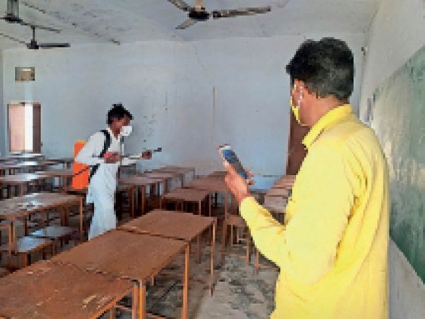 नाहरांवाली. सेनेटाइजर का छिड़काव करते हुए। - Dainik Bhaskar