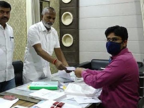 नाम वापस लेते पितालिया।