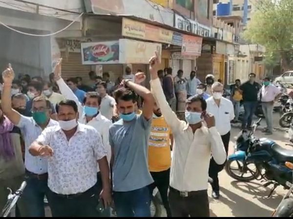 शराब की दुकान के पास ही विरोध में उतरे स्थानीय निवासी व मंदिर के श्रद्धालु। - Dainik Bhaskar