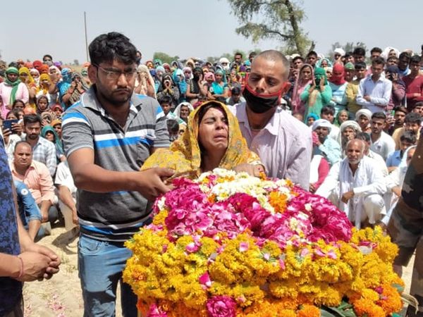 जवान को दी गई अंतिम विदाई:3 महीने के मासूम बेटे ने दी मुखाग्नि, जवान का शव देख रो पड़ा पूरा गांव