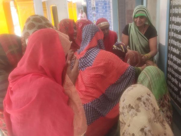 अस्पताल में बिलखते मृतक छात्र के परिजन।