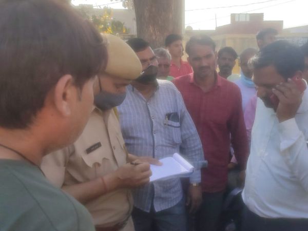 मौके पर मौजूद लोगों से घटना की जानकारी लेती पुलिस।