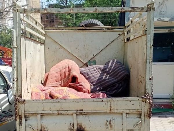 रजाई-गद्दे में छिपाकर लाए थे गांजा।