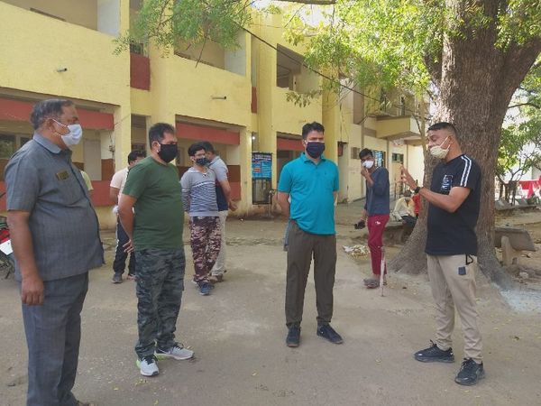 बंदी के भागने के बाद केन्द्रीय जेल के अफसरों को फटकार लगाते जेल अधीक्षक मनोज साहू