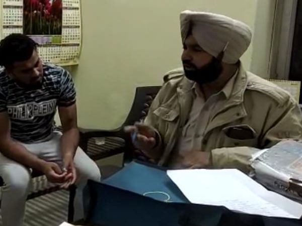 आरोपी युवक से पूछताछ करती पुलिस। - Dainik Bhaskar