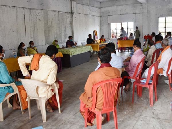 मंदिर प्रबंधन की शुक्रवार को हुई बैठक में नवरात्रि पर्व मनाने को लेकर कई निर्णय किए गए हैं।