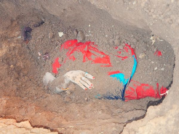 नरेंद्र इतना भड़क गया कि उसने केकती के गला में पास स्कार्फ से ही उसकी गला घोंट दी। हत्या के बाद ईंट-भट्टे के पास शव दफना दिया।