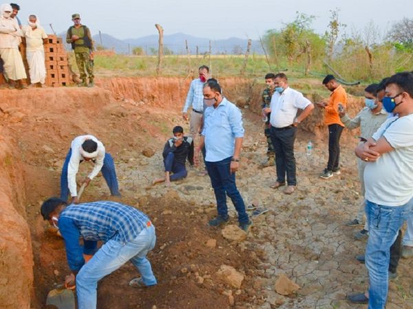 पुलिस ने आरोपी को गिरफ्तार कर वारदात में प्रयुक्त फावड़ा, गैंती और अन्य सामान भी बरामद कर लिया है।