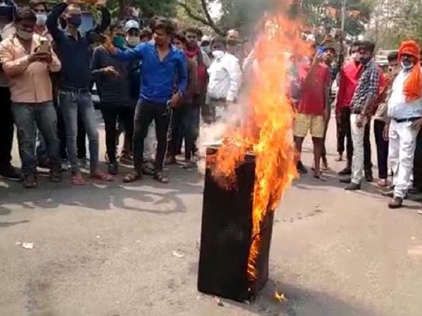 कोरबा में बैंड-बाजा और कैटरिंग व्यवसाय से जुड़े लोगों ने प्रदर्शन किया। यह सभी धारा -144 का विरोध कर रहे हैं।