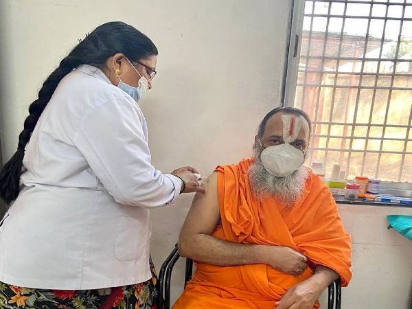 एल्गिन अस्पताल में स्वामी राघदेवाचार्य महाराज ने लगवाया दूसरा डोज।