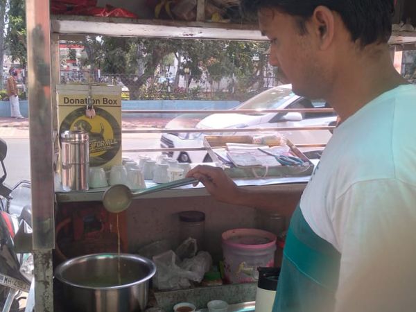 अपने स्टॉल पर चाय तैयार करते हुए अंकित। वे अभी चार तरह के प्रोडक्ट तैयार कर रहे हैं। इसमें तीन तरह की चाय और एक कॉफी है।