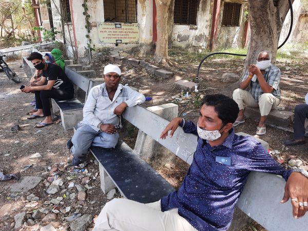 जिला अस्पताल में भी जगदीश सुबह से दोपहर तक पुलिस का इंतजार करता रहा। डायरी 1 बजे आई।