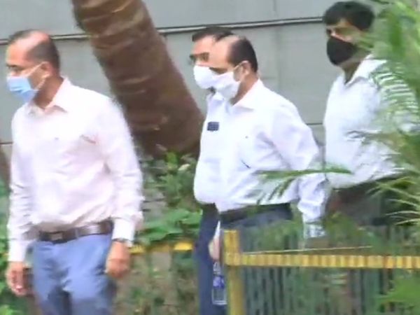 NIA की टीम सचिन वझे को लेकर शनिवार दोपहर को स्पेशल कोर्ट पहुंची थी। इससे पहले वझे का मेडिकल चेकअप भी कराया गया था। - Dainik Bhaskar