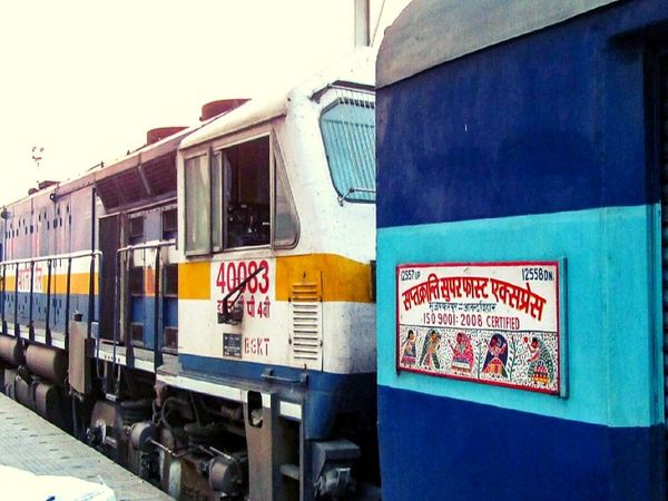 लखनऊ में काकोरी के पास शुक्रवार रात को कपलिंग टूट जाने से सप्त क्रांति एक्सप्रेस दो हिस्सों में बंट गई। हालांकि गार्ड की सूझबूझ से बड़ी दुर्घटना होने से बच गई। - Dainik Bhaskar