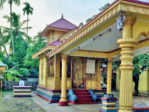दक्षिण कर्नाटक के मैंगलोर में पुलिस ने दो आरोपियों को करगजा मंदिर में आपत्तिजनक वस्तु फेंकने के आरोप में गिरफ्तार किया है, उन्होंने खुद पुलिस के पास जाकर अपराध कबूल कर लिया है। - दैनिक भास्कर
