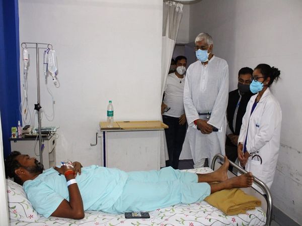 स्वास्थ्य मंत्री टीएस सिंहदेव ने अस्पताल में घायल जवानों से मुलाकात की है। सिंहदेव ने जवानों के शीघ्र स्वास्थ्य लाभ की कामना की।