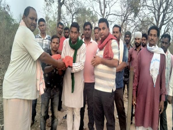 किसान नेताओं ने शनिवार को सोनाखान स्थित शहीद वीर नारायण सिंह के स्मारक के पास से मिट् टी ली।