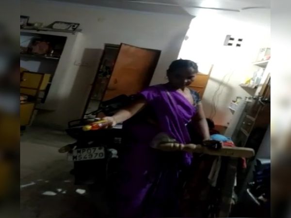 Video of woman selling liquor from home, went viral on social media, three died here due to drinking poisonous liquor | घर से शराब बेचते हुए महिला का वीडियो, सोशल मीडिया पर हुआ वायरल, यहीं हुई थी जहरीली शराब पीने से तीन की मौत