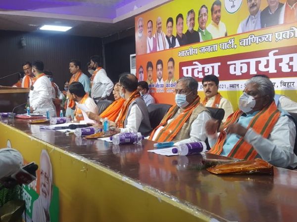 मंच पर सोशल डिस्टेंसिंग से BJP के वरिष्ठ नेताओं ने बनाई दूरी।