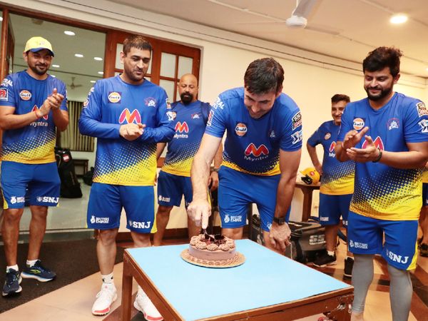 कोच स्टीफन फ्लेमिंग के जन्मदिन का जश्न मनाते CSK के कप्तान धोनी (बाएं) और सुरेश रैना (दाएं)। केक काटते फ्लेमिंग (बीच में)। - Dainik Bhaskar