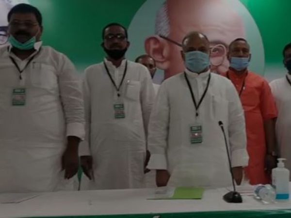 JDU के वरिष्ठ नेताओं के बीच सोशल डिस्टेंसिंग का हाल।