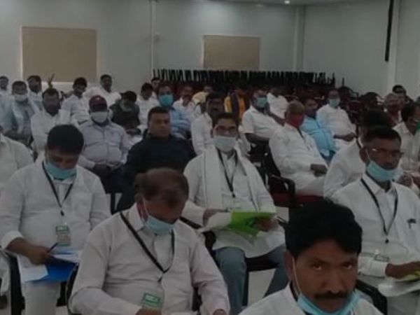 JDU कार्यालय में ट्रेनिंग के दौरान भी सोशल डिस्टेंसिंग नदारद।
