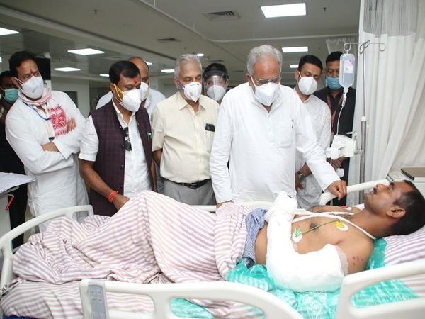 मुख्यमंत्री भूपेश बघेल ने अस्पताल पहुंचकर घायल जवानों के स्वास्थ्य की जानकारी ली। उनकी कुशलक्षेम पूछी। इस दौरान राजस्व मंत्री जयसिंह अग्रवाल, संसदीय सचिव विकास उपाध्याय और बस्तर सांसद दीपक बैज भी मौजूद रहे।