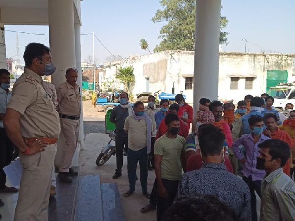 वारदात को लेकर थाने पहुंचे मृतक के परिजन व ग्रामीण।