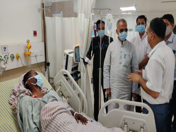 प्रदेश के गृह मंत्री ने जवानों से मुलाकात के बाद कहा कि नक्सली फोर्स की पैठ से बौखलाकर इस तरह की घटनाओं को अंजाम दे रहे हैं।