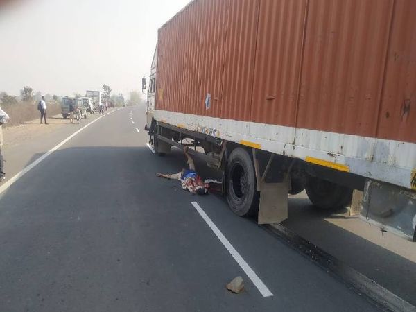 घटना के समय की कंटेनर की चपेट में आने के बाद आरक्षक हो गया था बेहोश।