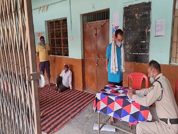 अधारताल में अस्थाई जेल में रखे गए कोरोना प्रोटोकाॅल का उल्लंघन करने वाले।