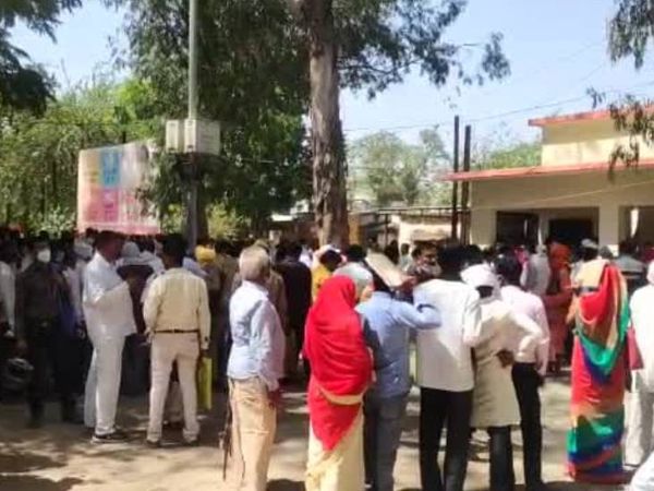 कानपुर के कल्याणपुर ब्लॉक पर नामांकन के लिए लगी भीड़।