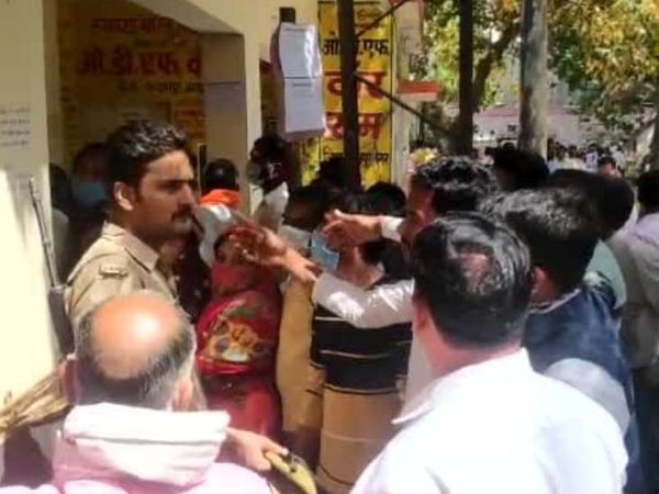 सिद्धार्थनगर के डुमरियागंज ब्लॉक पर नामांकन के लिए लगी भीड़।