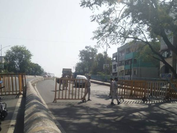 भोपाल में संडे लॉकडाउन के दौरान पुलिस ने बैरिकेड्स लगाकर आने-जाने वालों को रोका।