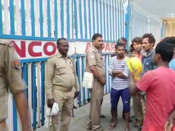 घायलों के परिजन प्लांट के भीतर जाने की जिद पर अड़े।