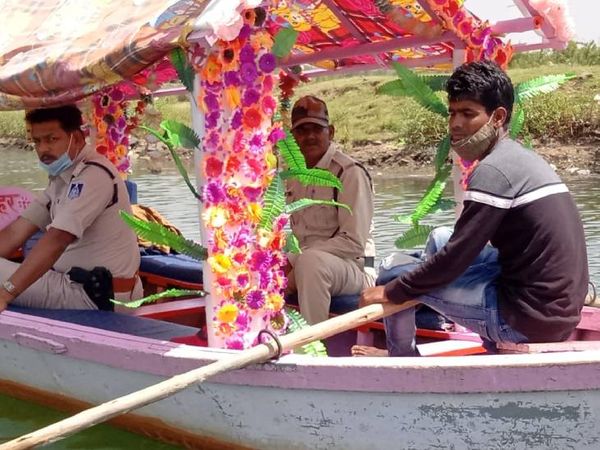 रेस्क्यू टीम के साथ टीआई विजय परस्ते रोहित की तलाश में रोज नदी में उतरते थे, रविवार को तलाश पूरी हुई।