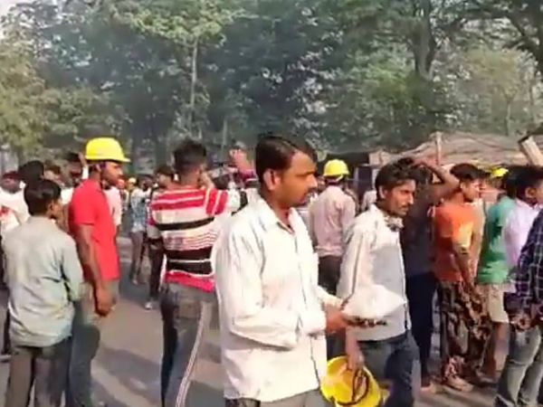 हादसे के बाद यूनिट के बाहर जुटे श्रमिकों के परिजन। - Dainik Bhaskar