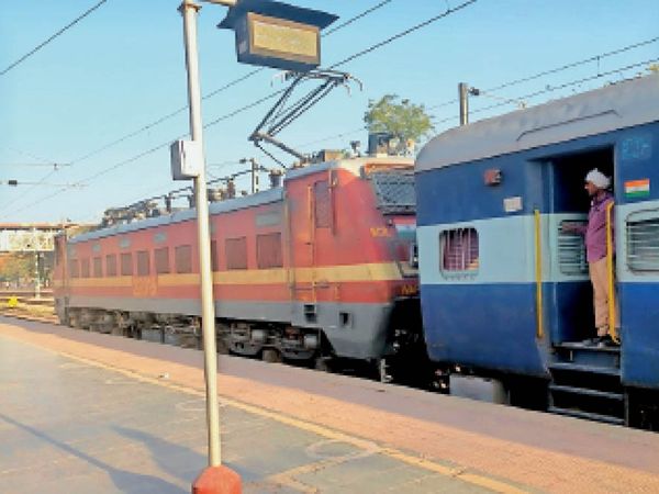 अब दौड़ेगी इलेक्ट्रिक ट्रेन:पहली बार आगरा-बांदीकुई ट्रैक पर दौड़ी इलेक्ट्रिक ट्रेन, भरतपुर से चढ़े 200 यात्री