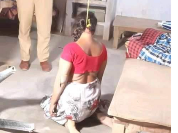 पंखे से रस्सी के सहारे जमीन से अटकी लाश। - Dainik Bhaskar
