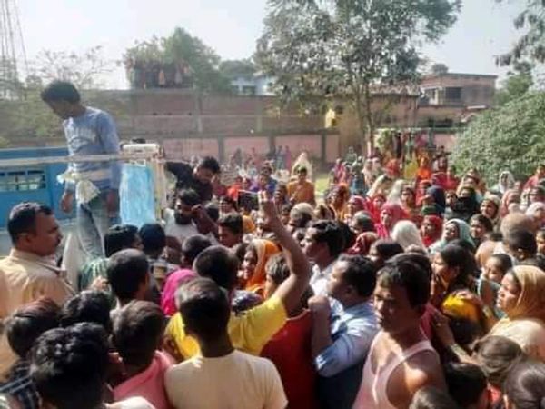 स्कूल के बाहर स्थानीय लोगों की भीड़।