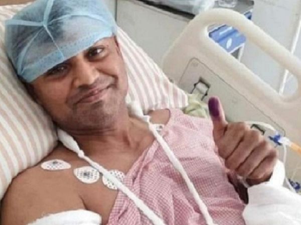 यह तस्वीर बताती है कि जवानों के दर्द पर उनकी मुस्कान हमेशा भारी पड़ती है। अस्पताल में भर्ती संदीप द्विवेदी CRPF की कोबरा 210 बटालियन के डिप्टीांडेंट हैं।